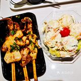 紧紧追随贴标签的店员[加油]