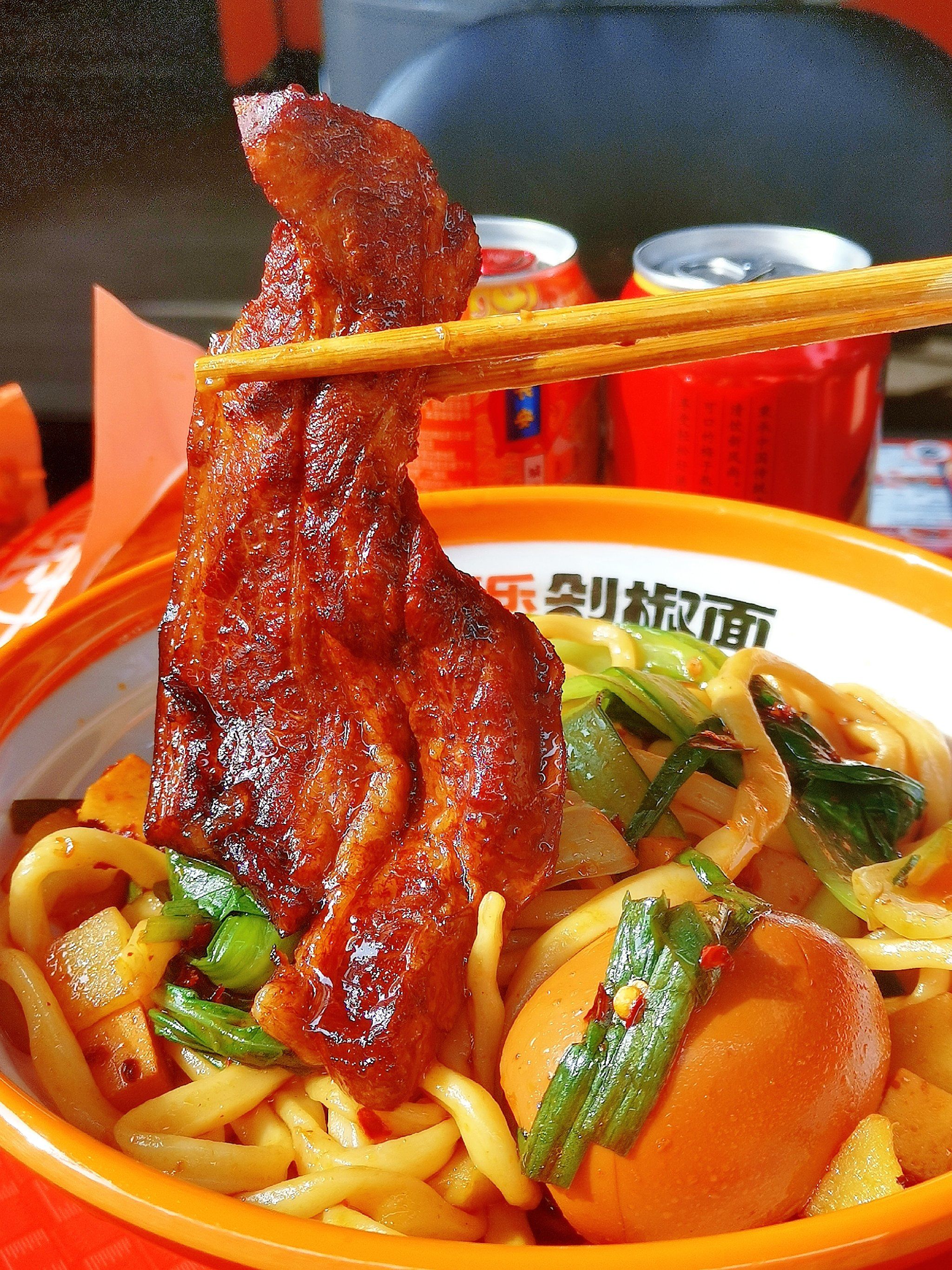 你就说这碗把子肉剁椒面吃着咋个向?