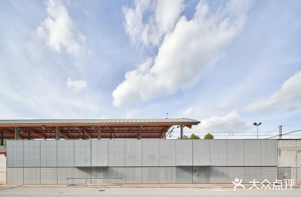 Monistrol-Vila站办公室立面改造与室内设计[胜利]