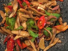 青椒火腿炒鸡枞-蘑统田下·野生菌火锅