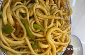 Stir-Fried Pork Shreds with Fresh Green Peppers and Noodles