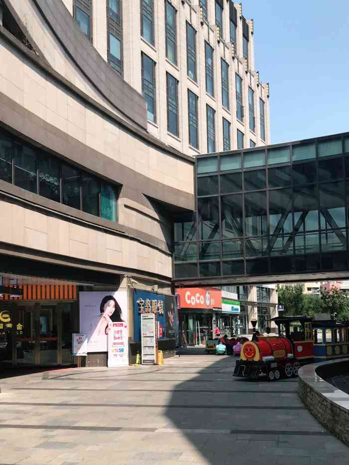 正大乐城(宝山店)-"这边规划真的很乱,停车场出去找个饭店找了.