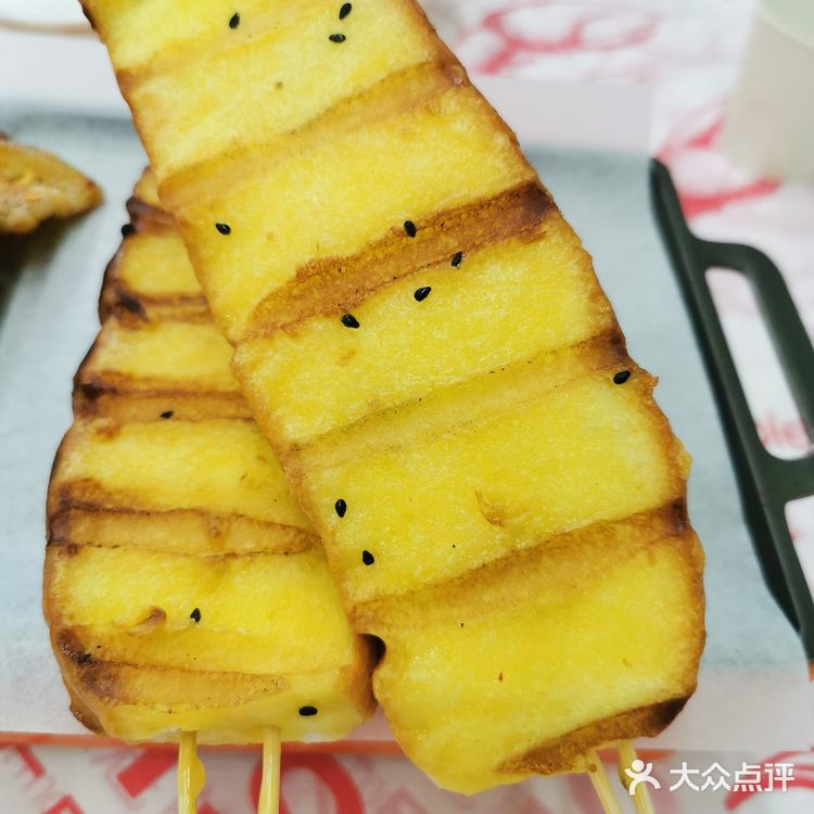 位置是在伍家岭北君悦香邸的外街，里面外面都有座椅