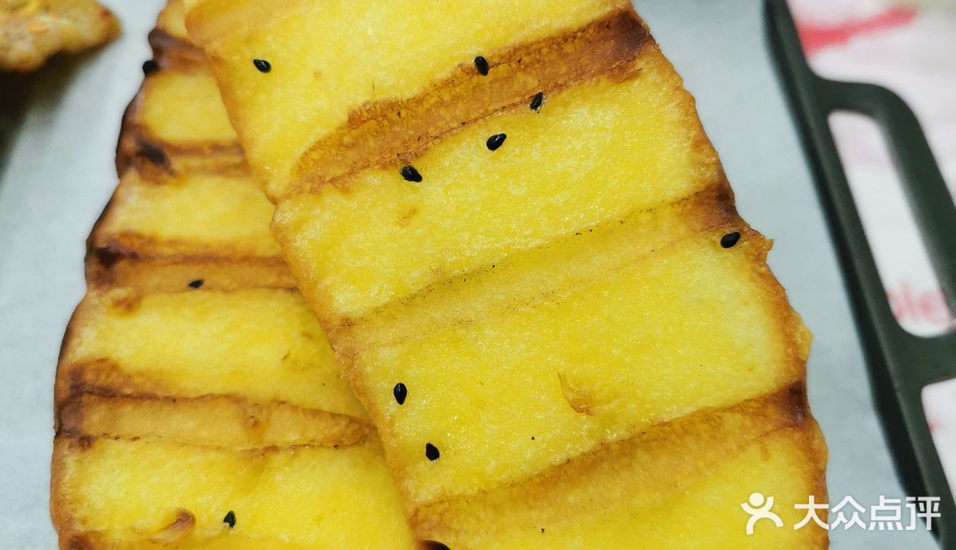 位置是在伍家岭北君悦香邸的外街，里面外面都有座椅