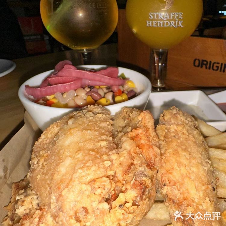 大口喝酒，再和朋友畅聊，看着座位边上那么多外国食客