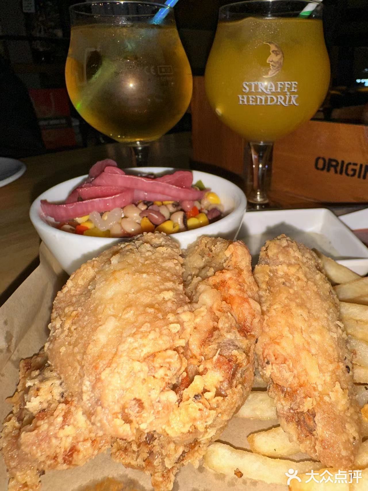 大口喝酒，再和朋友畅聊，看着座位边上那么多外国食客