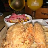 大口喝酒，再和朋友畅聊，看着座位边上那么多外国食客