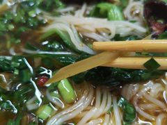 酸菜肉丝米线-越洋肖氏老米线(杨家坪店)