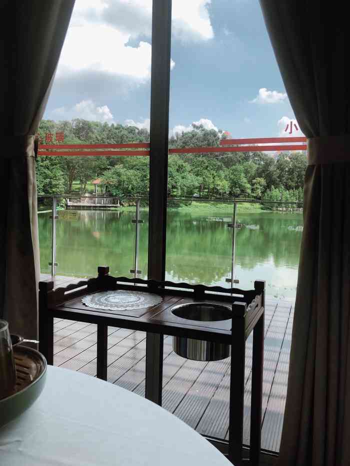 环境舒适,风景很美,食物也就一般般.