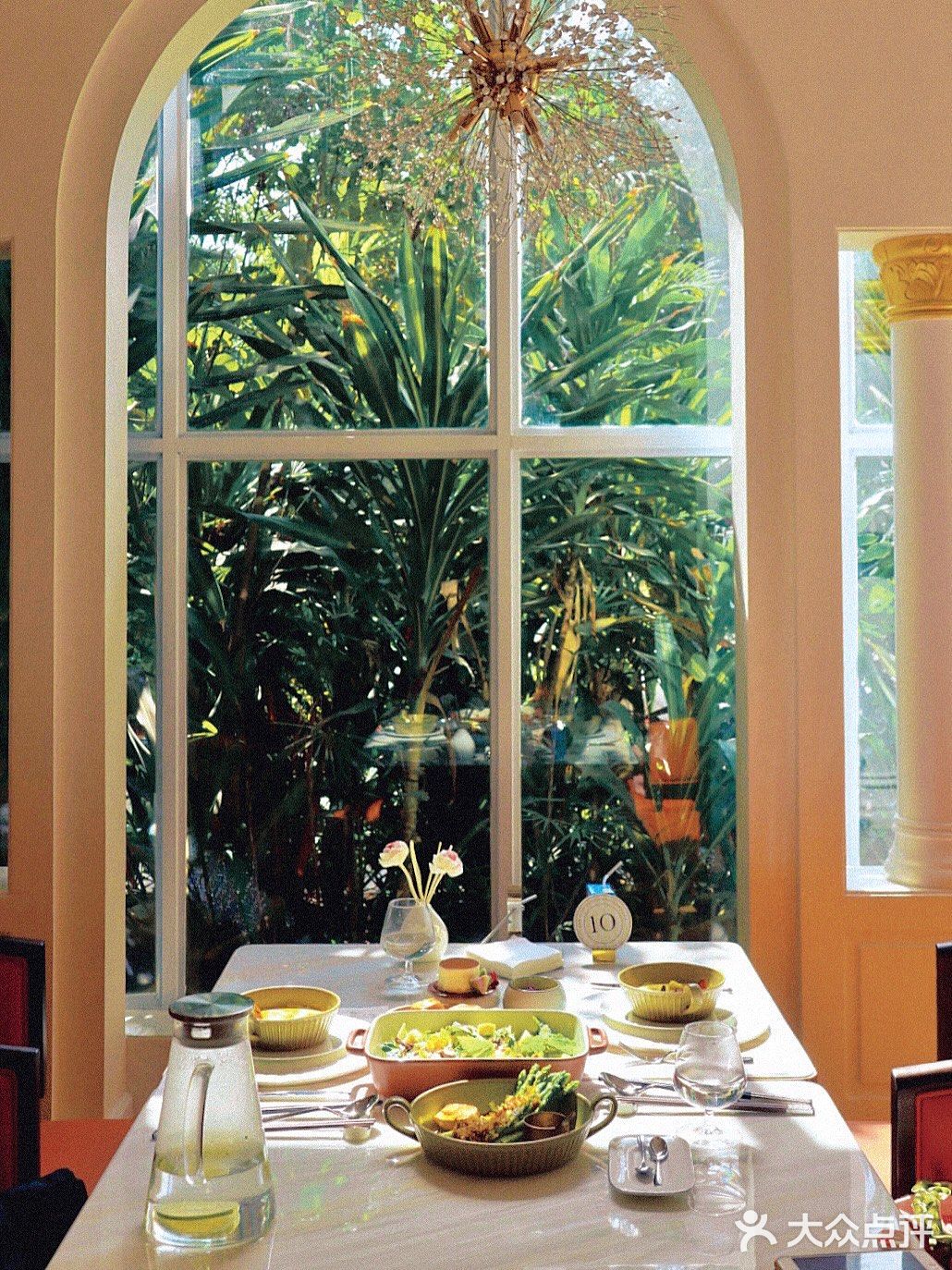 海口西餐🍴特别喜欢坐在阳光洒下的希腊风窗边吃饭