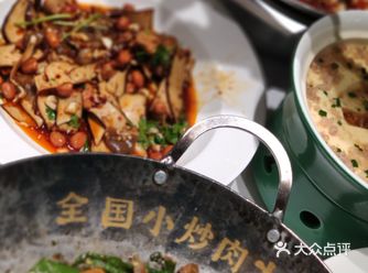 坐好开始点菜:辣椒炒肉:必点菜