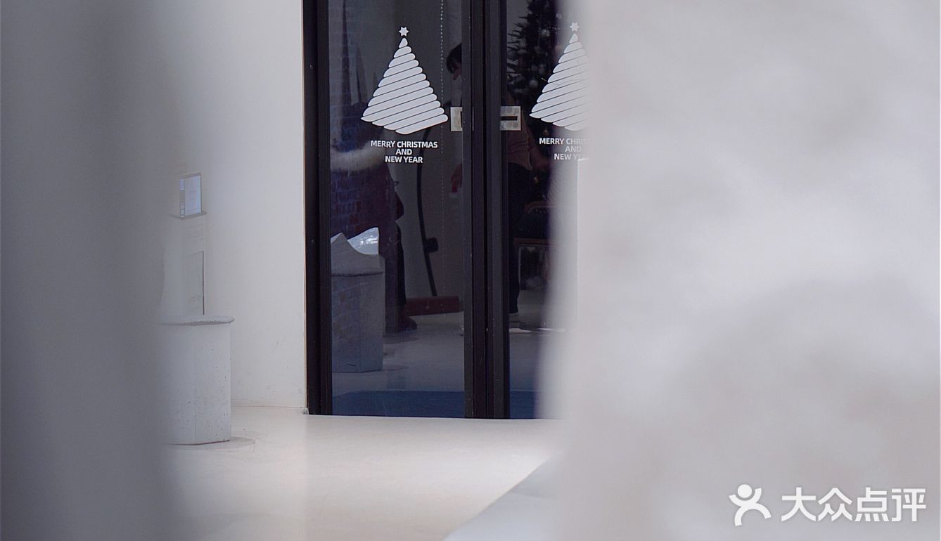 洞穴式纯白咖啡店｜滤镜我要的白是温柔的白