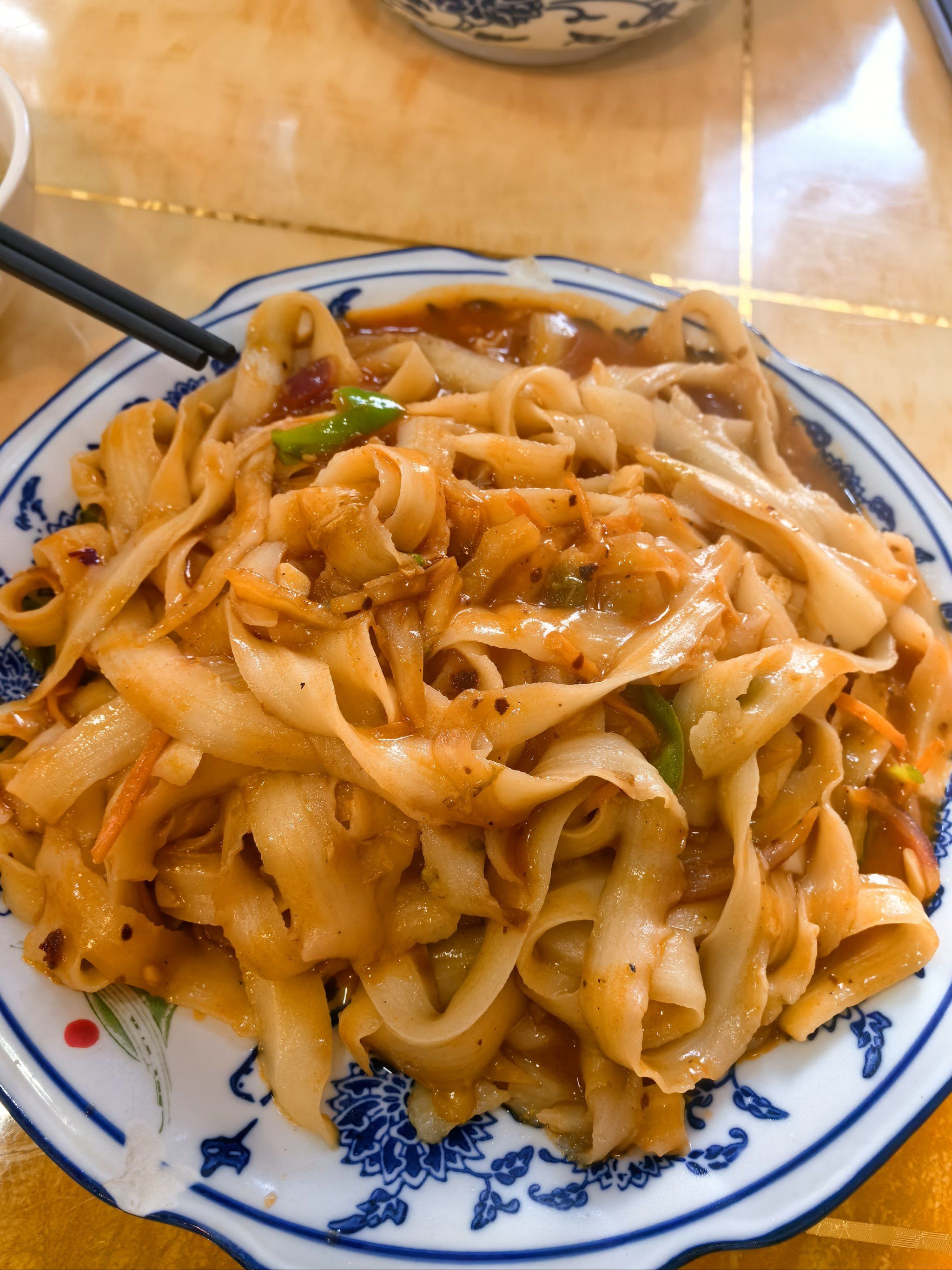 」「牛肉炒刀削面」
一口下去,好香,是我