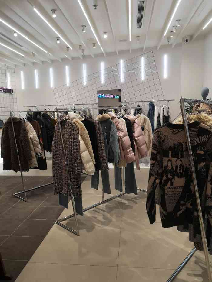 地素旗下好像有三个品牌,他家一直有小地素之称,当然这是和大地素舷 