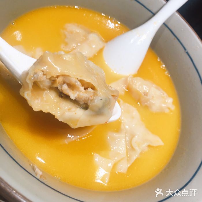 蟹黄鱼·深夜面馆(巨鹿路店)金汤黄鱼馄饨图片