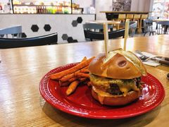 27&nbsp;牛肉汉堡-HELLO 27 意面·沙拉·帕尼尼