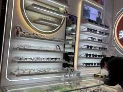 -美式眼镜·授权蔡司.依视路.尼康.豪雅.明月(南翔印象城店)