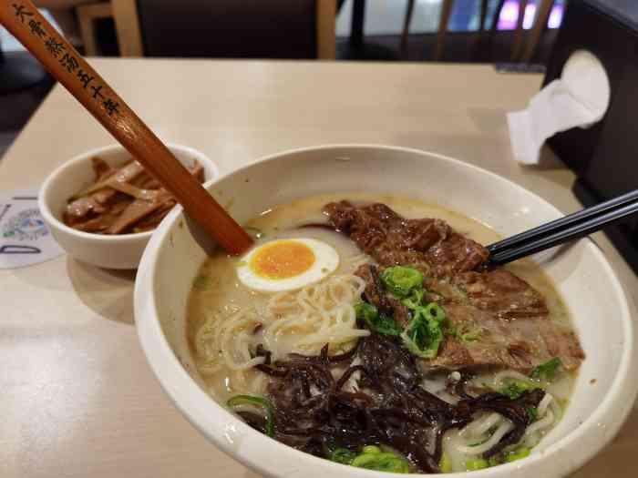 今天机场人不多安检特别快就跑来吃饭了不过时间也不