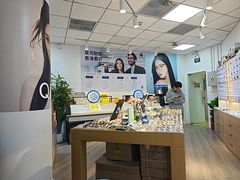 -天空之镜眼镜店蔡司依视路配镜授权零售店(望京颐堤港店)