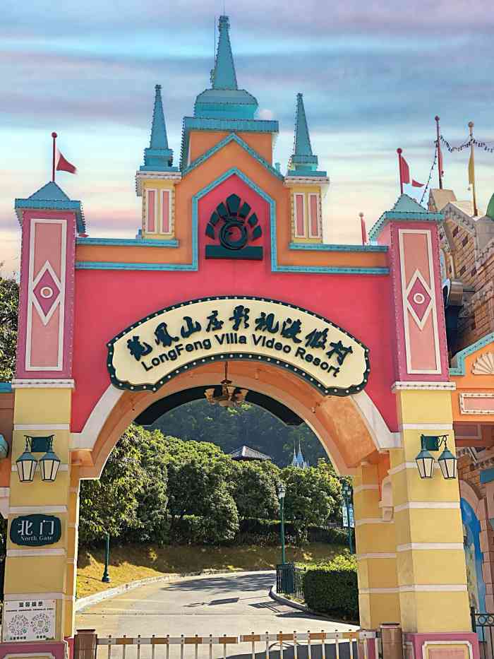 地址东莞市凤岗镇龙凤山庄直接导航龙凤山庄影视城就可以啦门票是建议