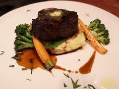 炭烤菲力牛排配土豆泥及红酒汁-WOLFGANG PUCK KITCHEN & BAR(迪士尼小镇店)
