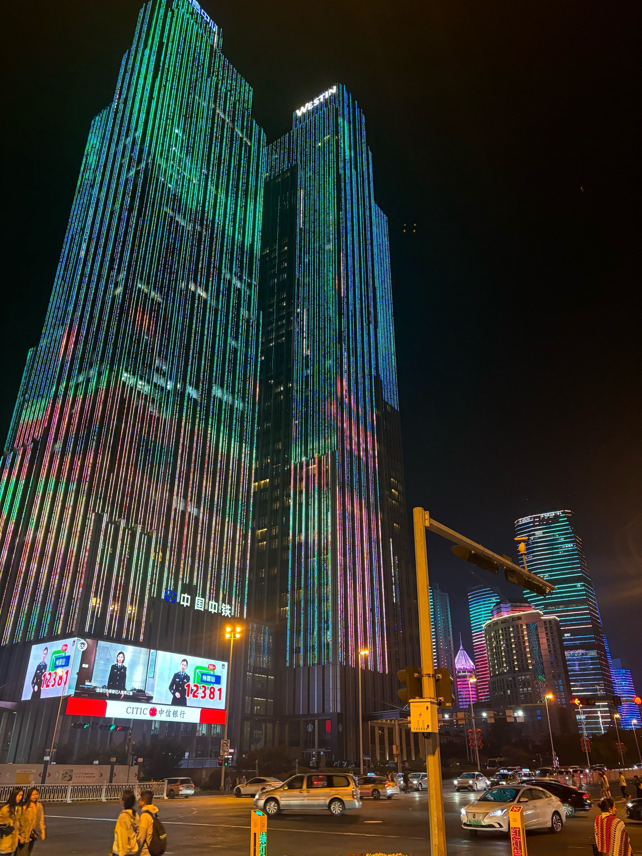 0元玩转这座城曾经青岛灯光秀很火啊,昨天去五四广场,晚上又看盗怂