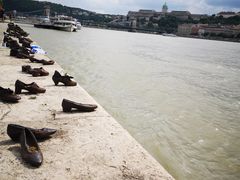 -多瑙河畔鞋履雕塑