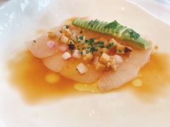 皇帝鱼刺身配牛油果和小红萝卜-Jean Georges