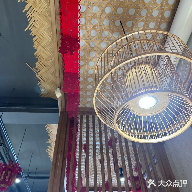 地方菜 本地老店 跟到导航来的 店里面坐满了客人