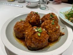 鸭蛋黄狮子头-梅飞酒家(名辉豪庭店)