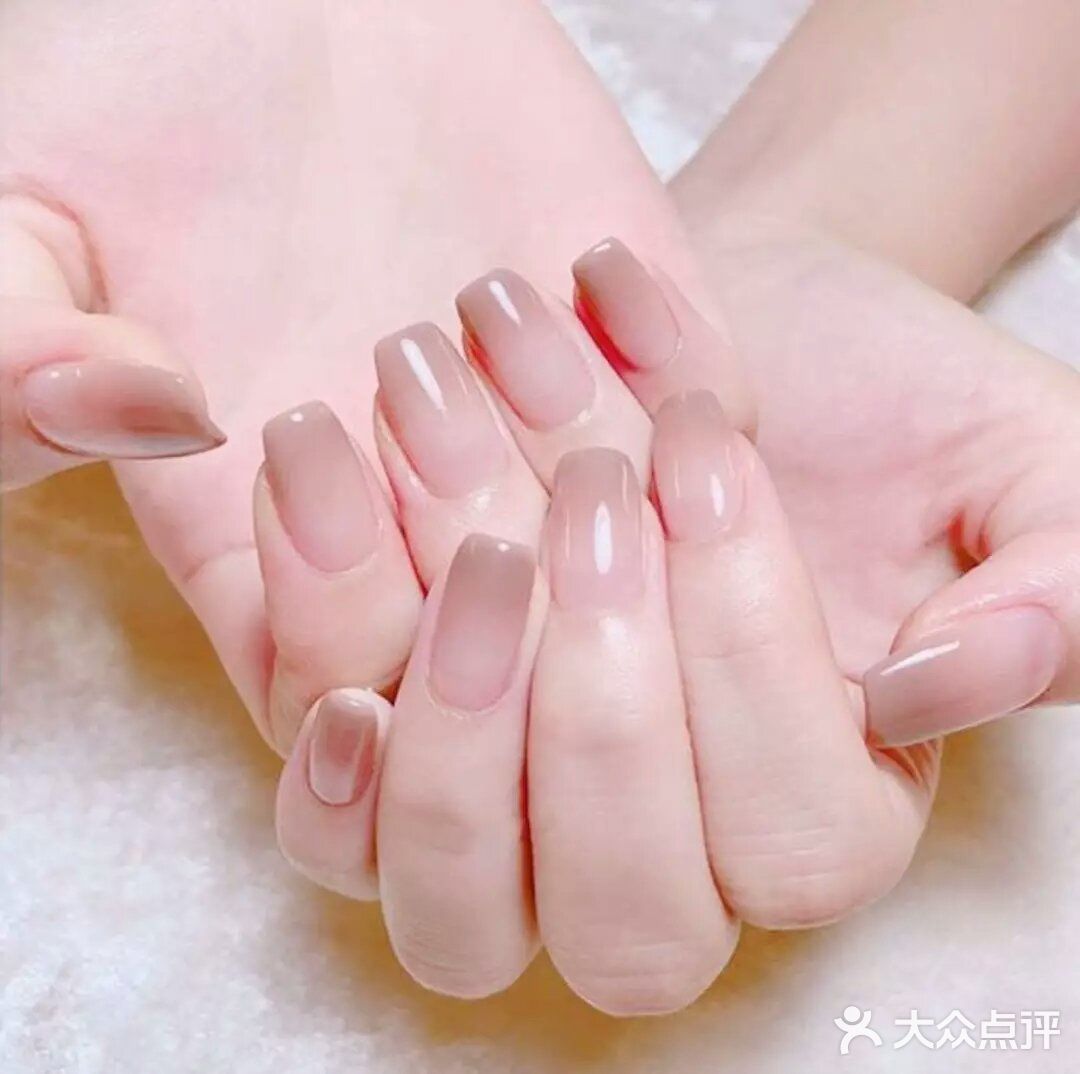 上班族做什么美甲？大方又精致得体~

