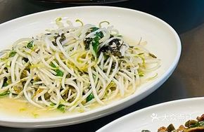 Snow Cabbage Stir-fried with Bean Sprouts