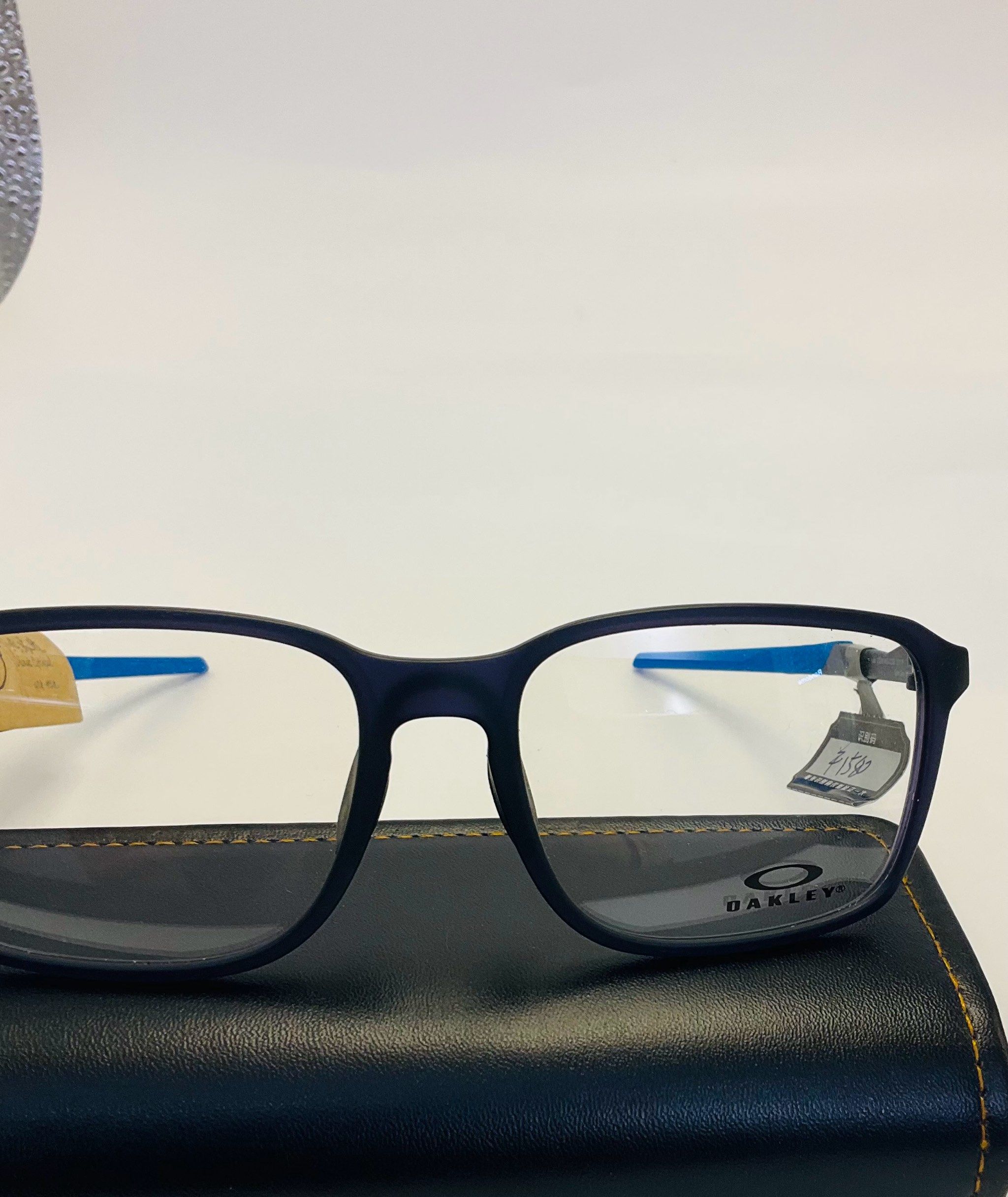 新品眼镜现代感来袭,奥克利光学镜框