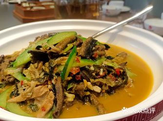 今天来到院里寻菜，不料惊喜连连。走进饭店，只见环境雅致
