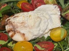 布拉塔和樱桃树番茄色拉-IL TEATRO 精品意大利餐厅