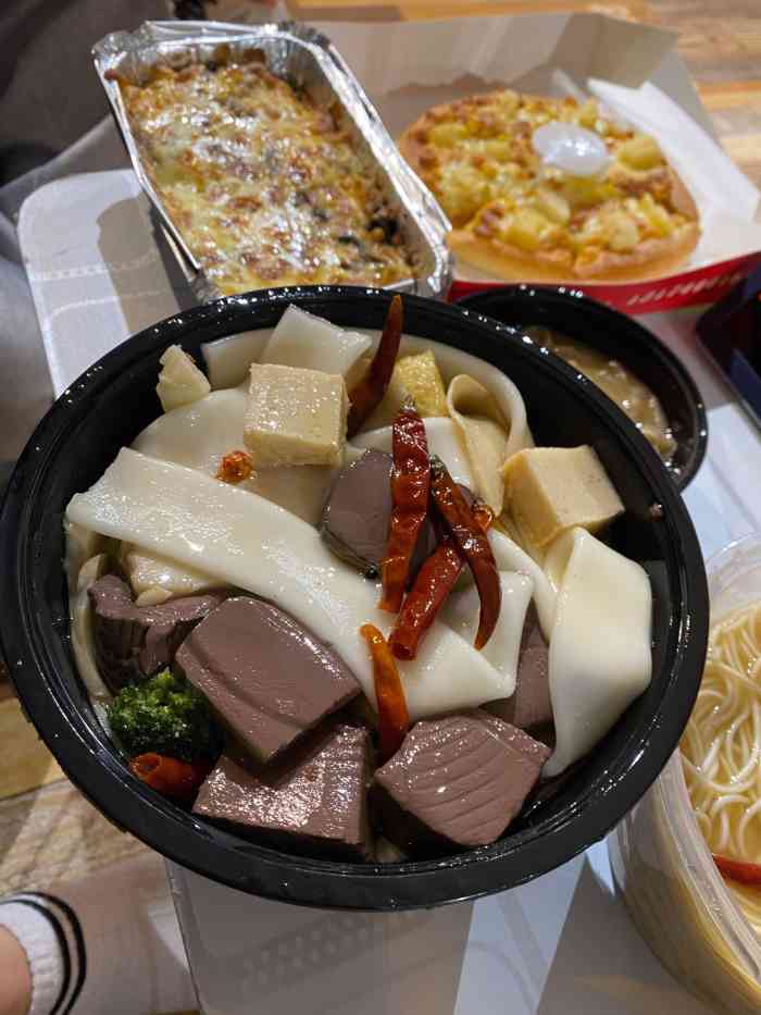 辣小哼麻辣汤鸭(总店"去买奶茶,在等奶茶的时候闻到了香味,说是.