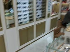 -美式眼镜·授权蔡司.依视路.尼康.豪雅.明月(人民广场店)