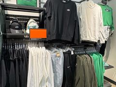 -百年港湾奥特莱斯(香炉礁店)