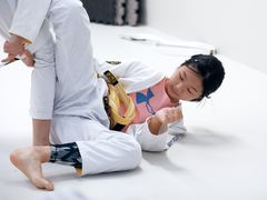 -菠萝格斗巴西柔术训练馆