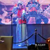 现在的年轻人，吃火锅都吃到戏院里了🙌