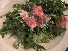 芝麻菜沙拉配风干火腿-羽深肉铺 Steak & Wine