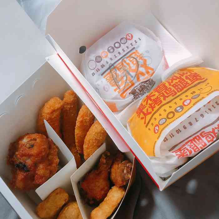 美团外卖搞活动订的外卖两个汉堡一个鸡盒用了会员红包居然只要三十几