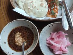 烟熏三文鱼配烤饺子皮和芥末籽酱-BOR Eatery(安福路店)