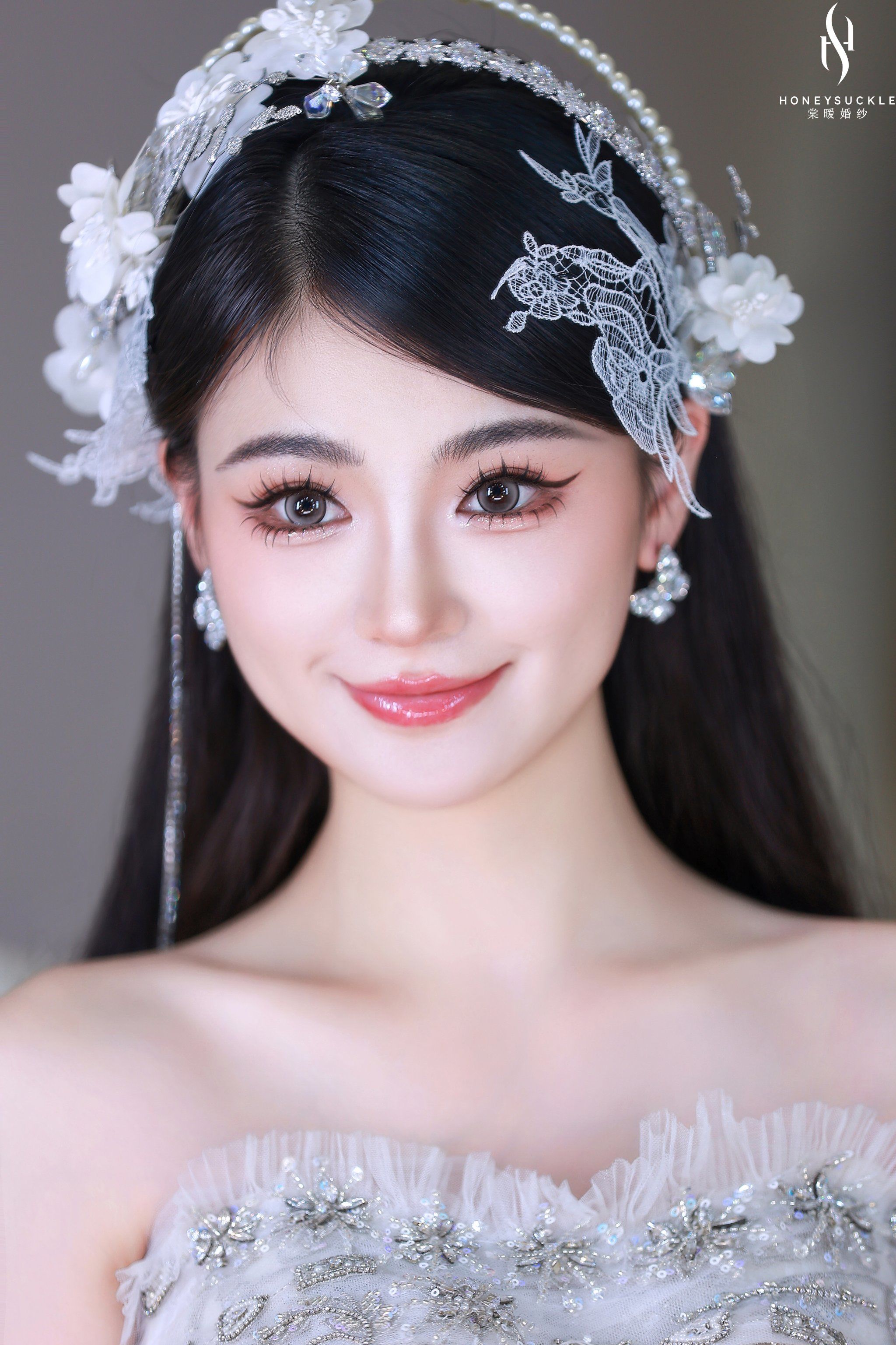 n首先妆容十分注重底妆打造(因为公主们都是婴儿肌)
肌肤要求:水