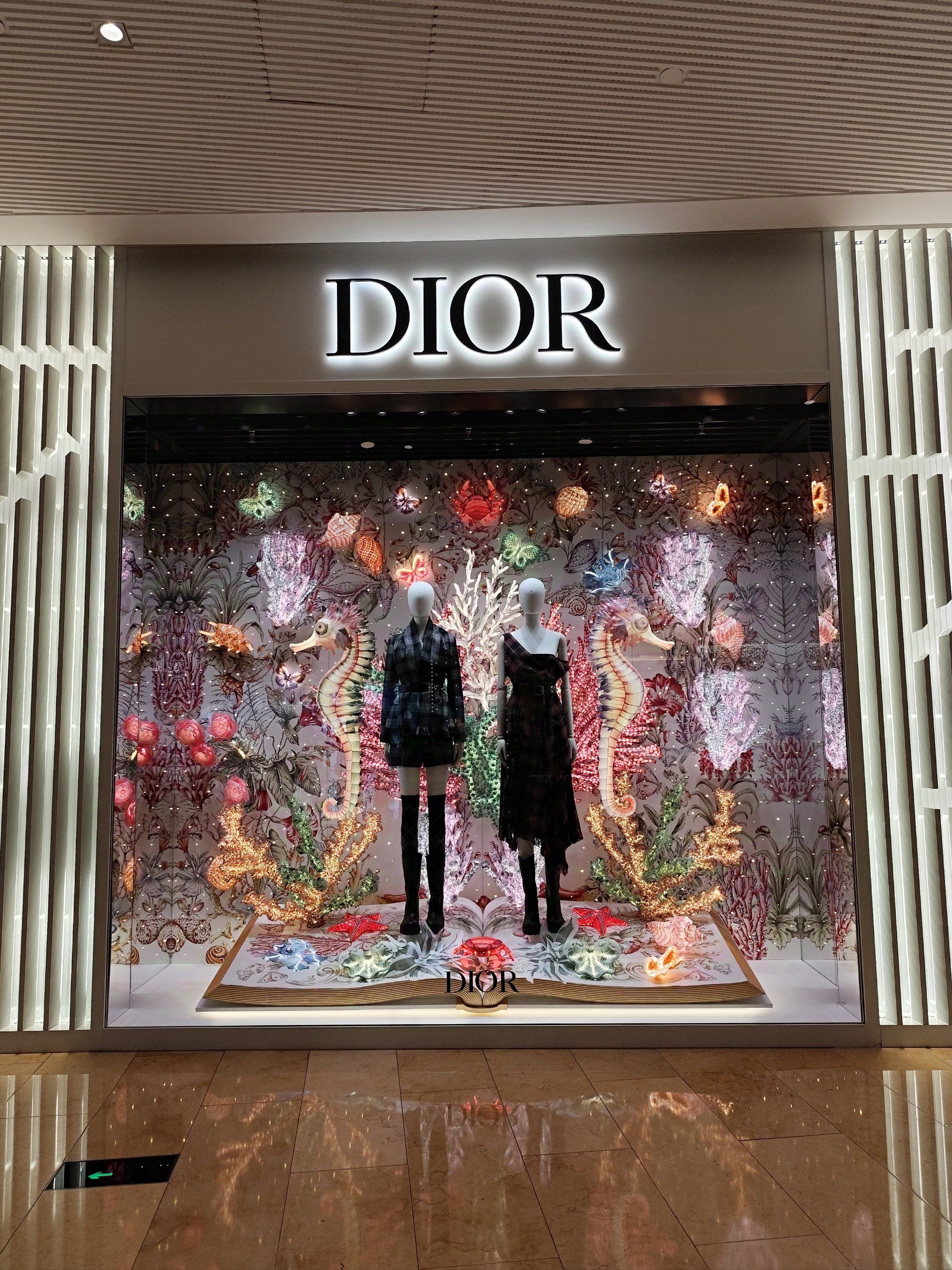 纸雕艺术,应用到橱窗设计真惊艳