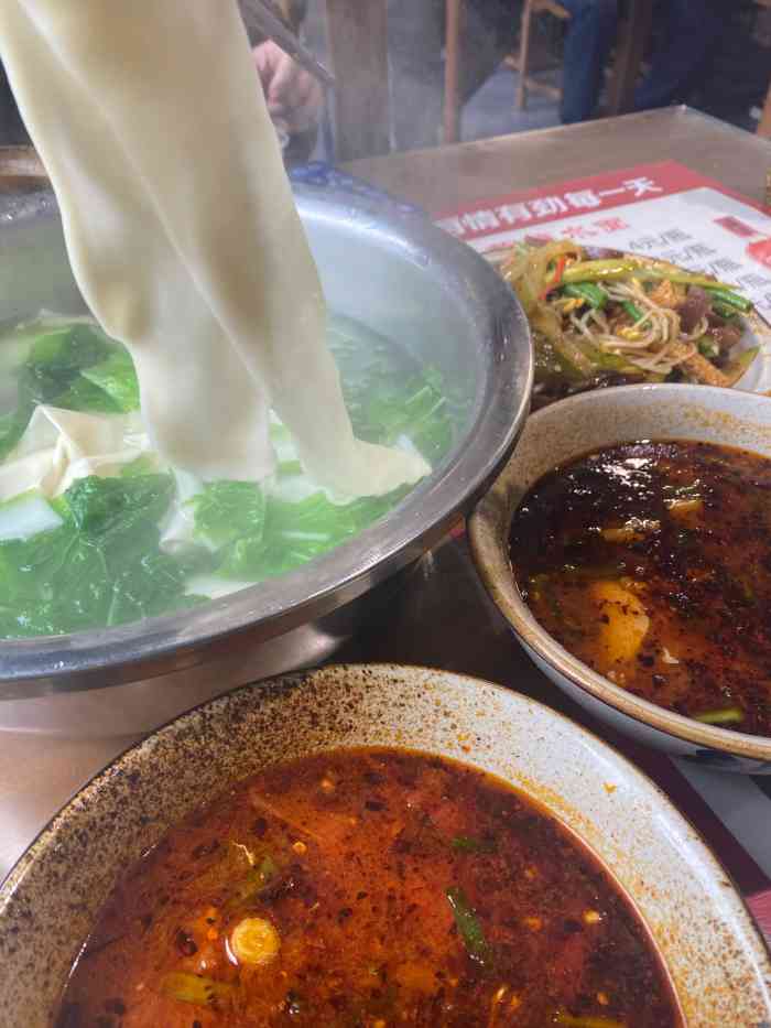 甄珍野菜蘸水面-"[薄荷]环境:店虽然不大,但人气超级旺.