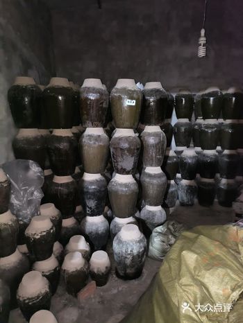 参观一座酒厂，都是民间自酿酒，品种还不少，吃口挺好的