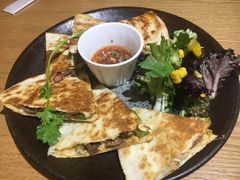 牛肉馅饼配迷你沙拉-HELLO 27 意面·沙拉·帕尼尼