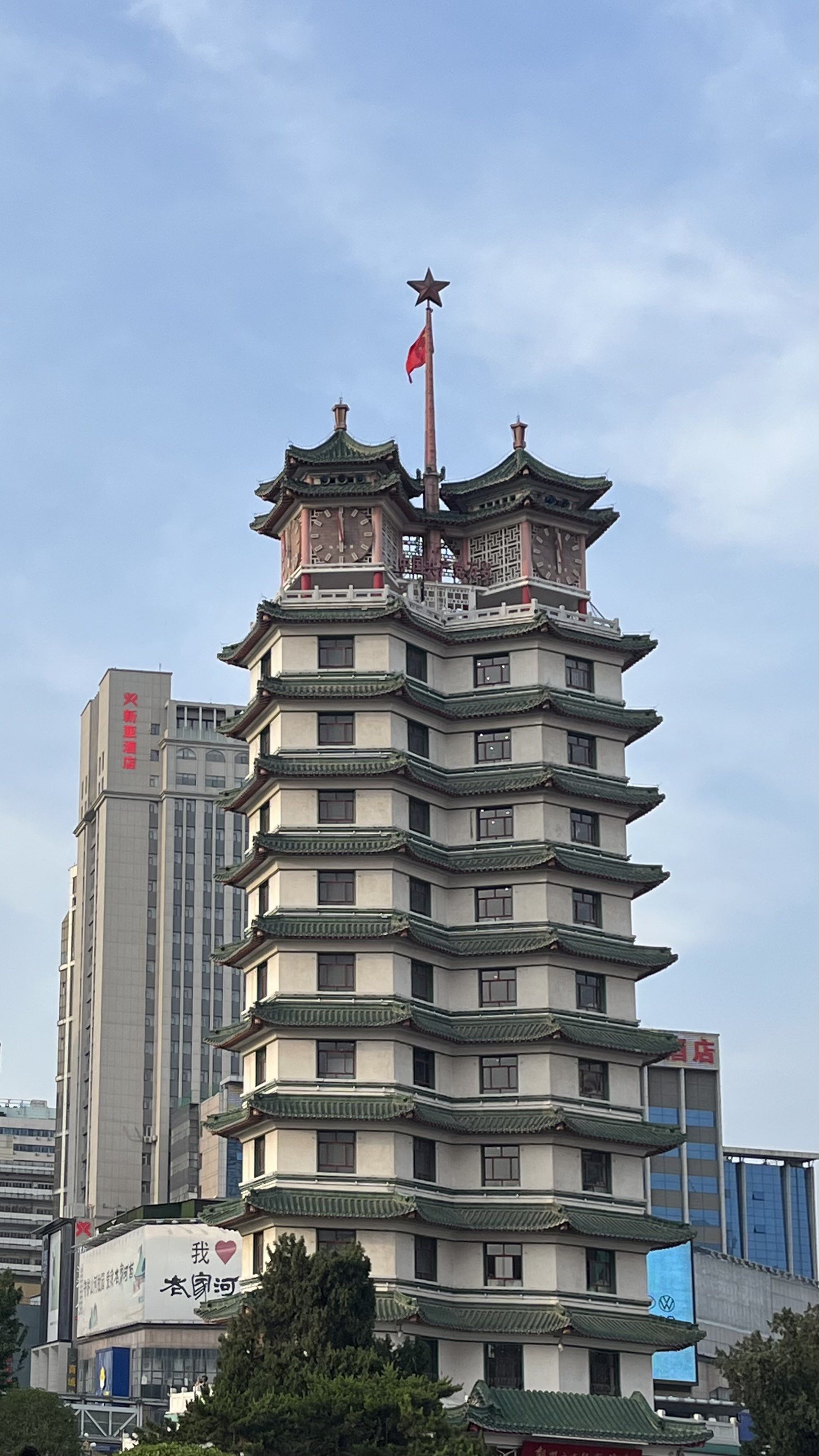 发扬"二七"革命传统而建造的纪念性建筑物