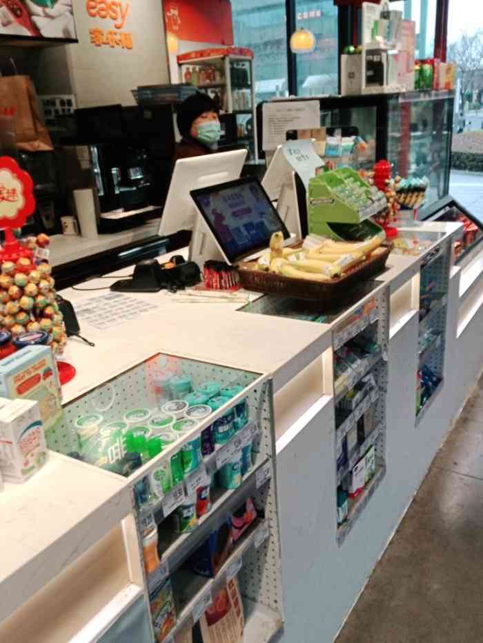 easy家乐福(上海绿地瑞平路店)-"这家超市不大,收银台有不少蛋糕类